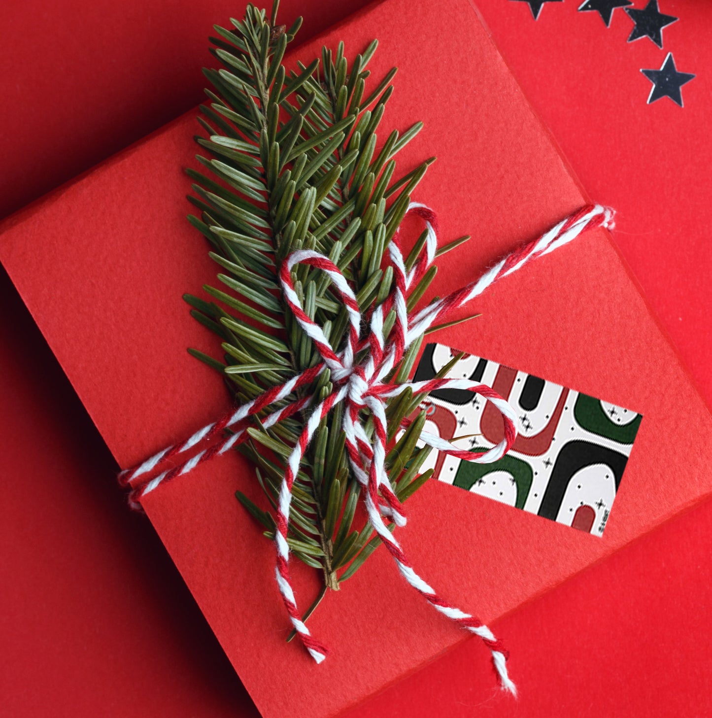 30 K-Kraft Red, Black and Green Gift Tags for Xmas Gift Wrapping and Labeling (Mid-Century Modern Abstract Xmas with Red String)